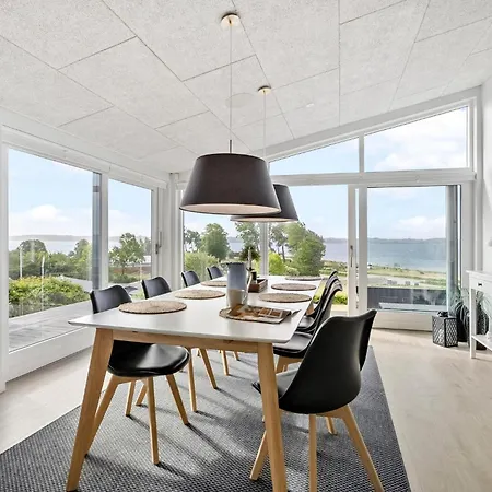 3 Bedroom Lovely In Holiday home