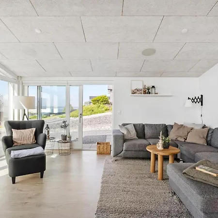 3 Bedroom Lovely In Holiday home