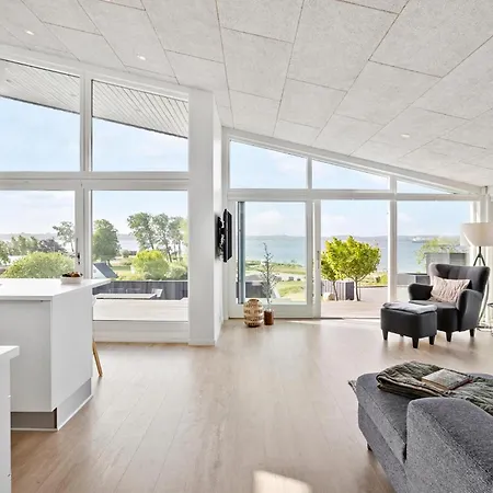 3 Bedroom Lovely In Holiday home